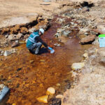 ana-recoge-muestras-de-agua-en-la-cuenca-tambo