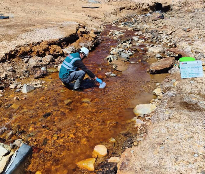 ana-recoge-muestras-de-agua-en-la-cuenca-tambo