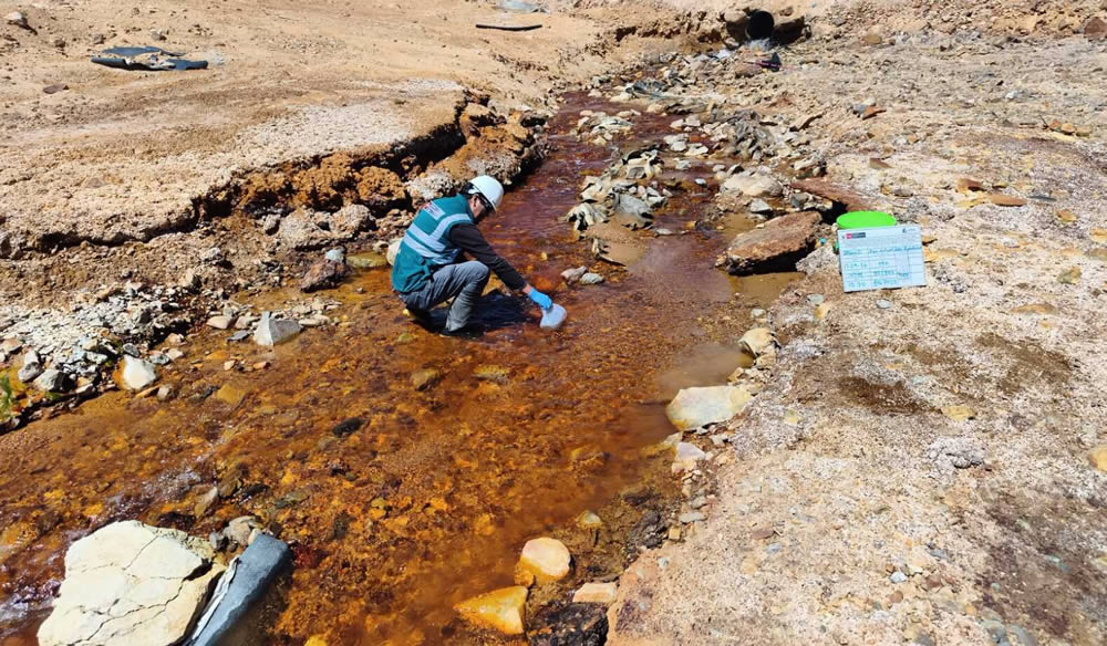 ana-recoge-muestras-de-agua-en-la-cuenca-tambo